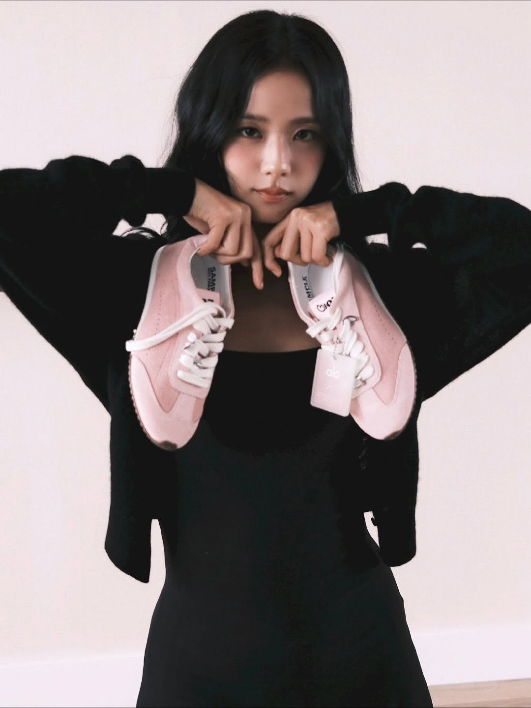 Photo shared by JISOO NEWS🪐 on October 15, 2025 tagging @alo, @sooyaaa__, and @aloseoul. May be an image of one or more people, makeup, sneakers, sportswear and text.