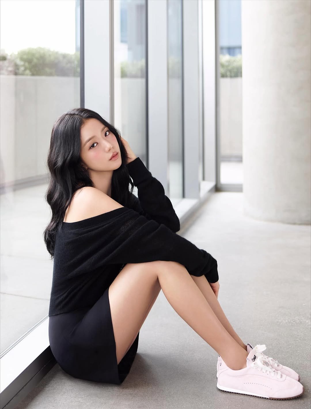 Photo shared by JISOO NEWS🪐 on October 14, 2025 tagging @alo, @sooyaaa__, and @aloseoul. May be an image of text.