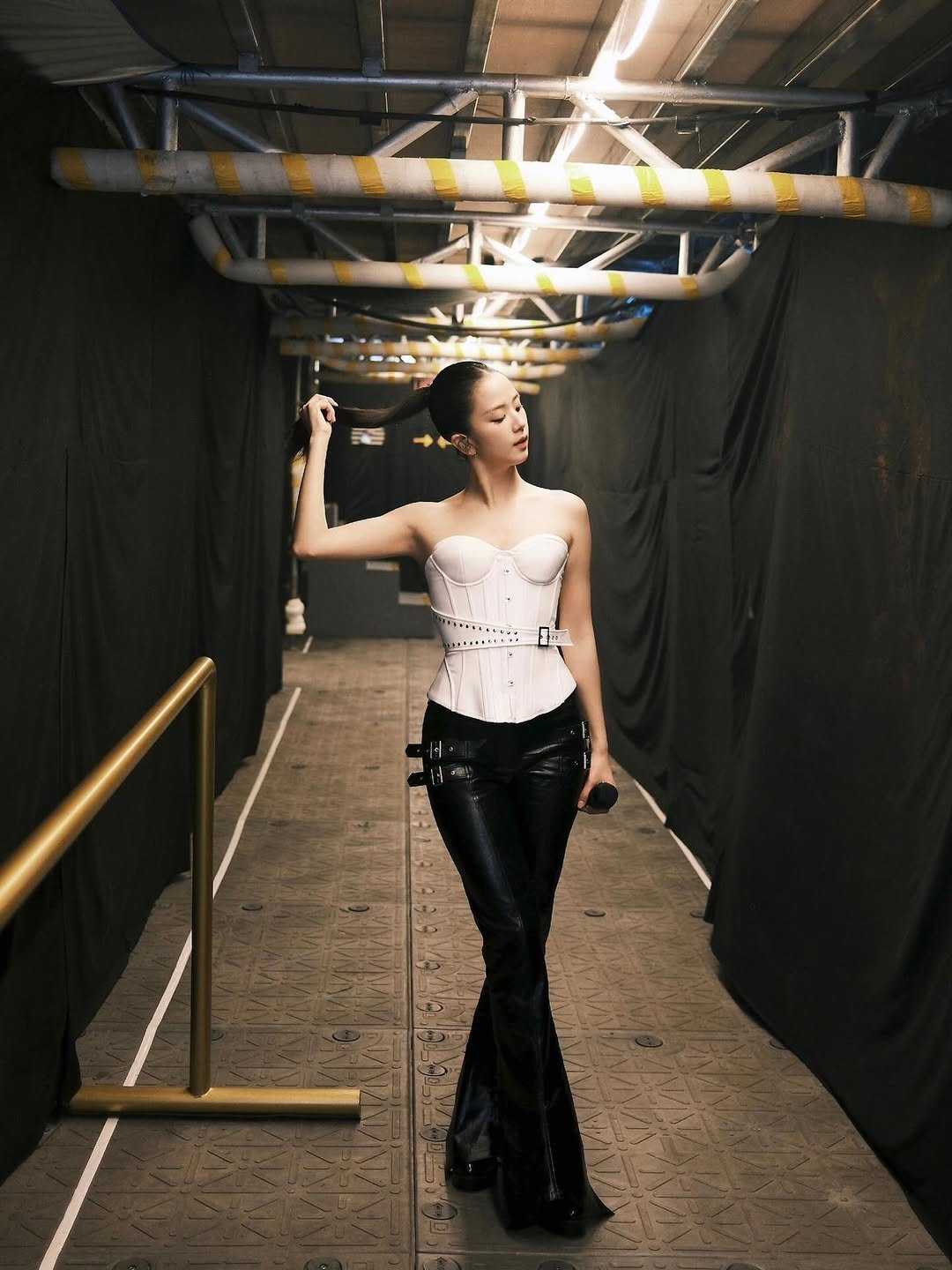 Photo shared by JISOO NEWS🪐 on November 08, 2025 tagging @sooyaaa__. May be an image of hallway and text.