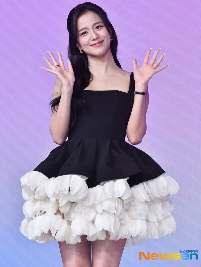 Photo shared by JISOO NEWS🪐 on February 25, 2026 tagging @sooyaaa__. May be an image of one or more people, hair, dress, top and text that says 'News en 뉴스엔미디어'.