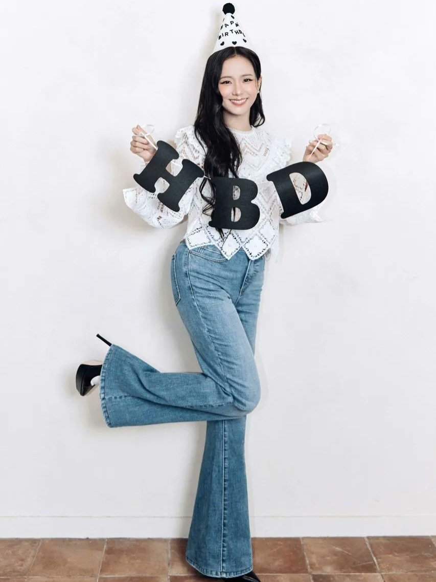 Photo shared by JISOO NEWS🪐 on January 02, 2026 tagging @sooyaaa__. May be an image of one or more people, hair, top, prairie gentian and text that says 'IRTHB 동, HBD'.