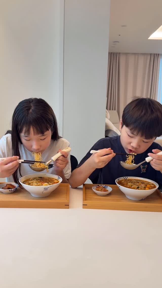 jisu_table 게시물 이미지: 라면 끊은지 5개월 째...
먹지도 모다는 거 끓여다 대령한지 5개월 째...
무슨...