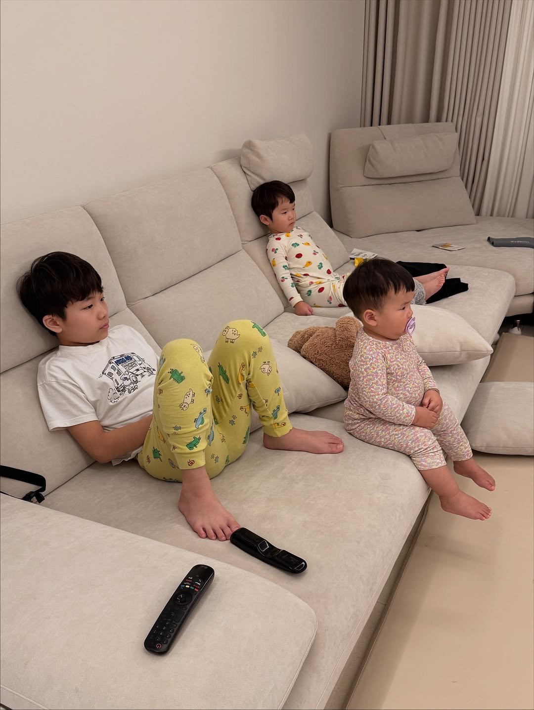 Photo by 이지수 유로단 on November 15, 2025. May be an image of child, sleepwear, sofa, tablet, futon and text.