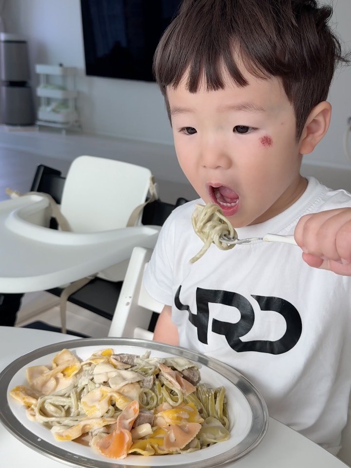 jisu_table 게시물 이미지: 아침에 일어나자마자 엄마 파수타~!
하는 콩이를 위해 다담단함박 넣고...