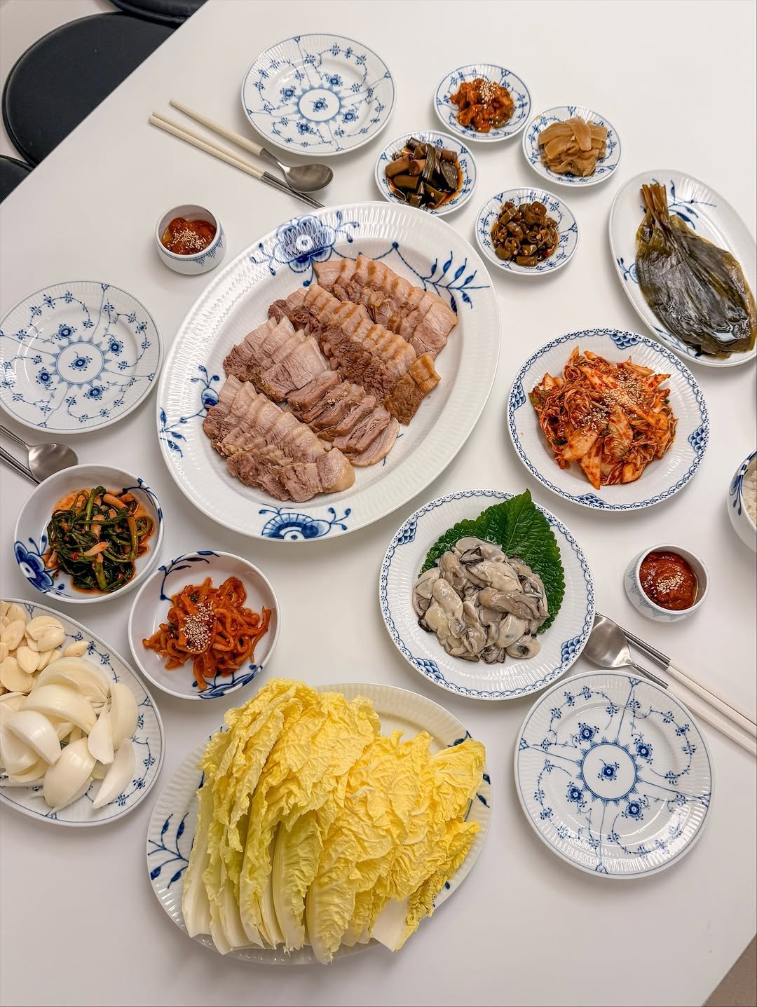 Photo by 이지수 유로단 on November 17, 2025. May be an image of noodles, tofu, hot pot, chopsticks and text.