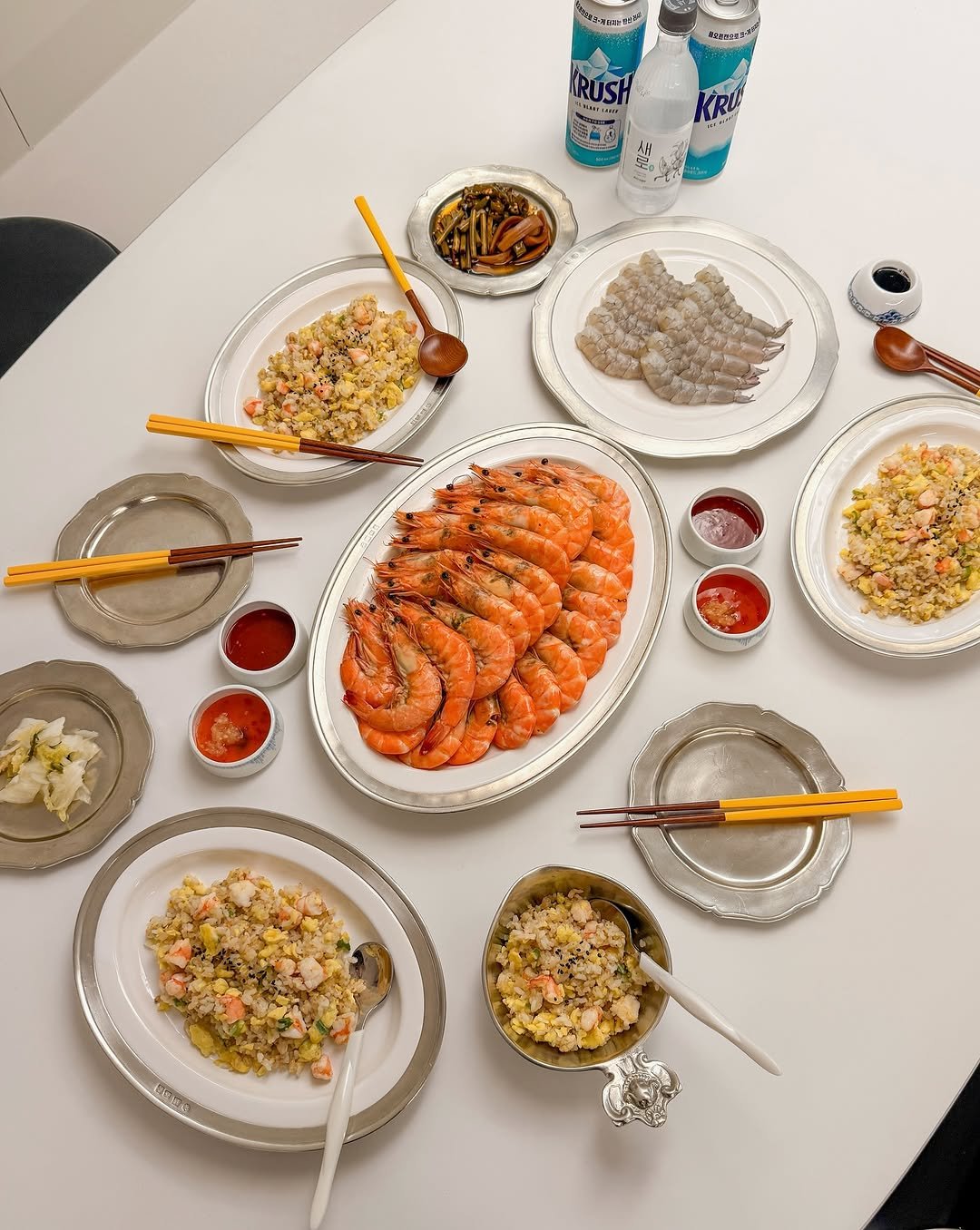 Photo shared by 이지수 유로단 on September 27, 2025 tagging @jisusan_. May be an image of sushi, chow mein, sashimi, roe, caviar, rice, chopsticks, soy sauce and text.