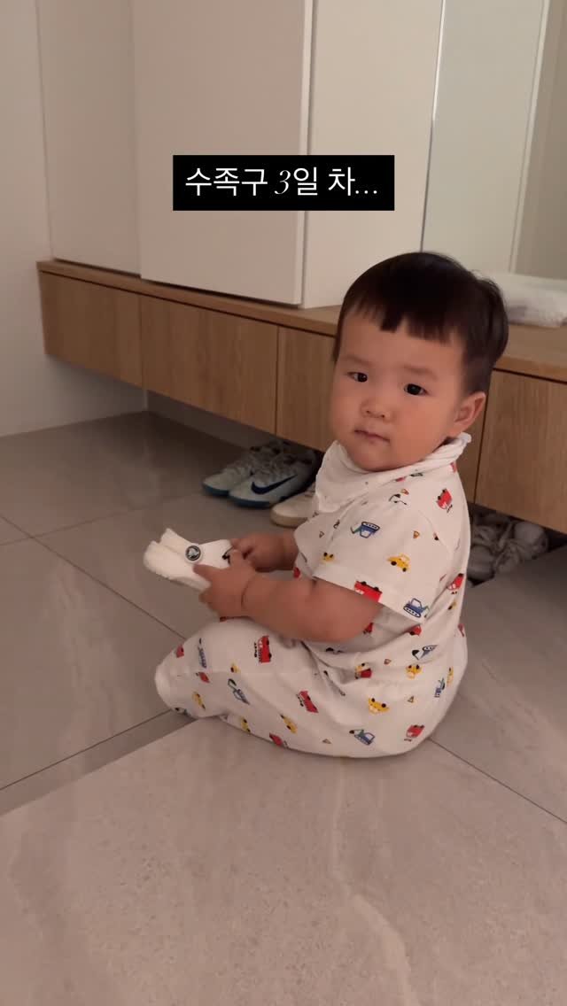 jisu_table 게시물 이미지: 엄마도 나가고 싶어....🫠

손, 발, 목, 팔, 다리, 입 속 안까지 조 쪼끄만...
