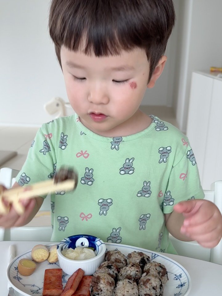 jisu_table 게시물 이미지: 점심은 아침에 만든 소고기소보로로 소고기 주먹밥😋 
명절 선물로 들어온 스팸도 한...