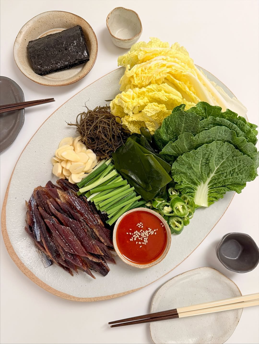 Photo shared by 이지수 유로단 on November 17, 2025 tagging @jisusan_. May be an image of shiitake mushrooms, hot pot, noodles, seaweed, pot, chopsticks, Perilla and text.