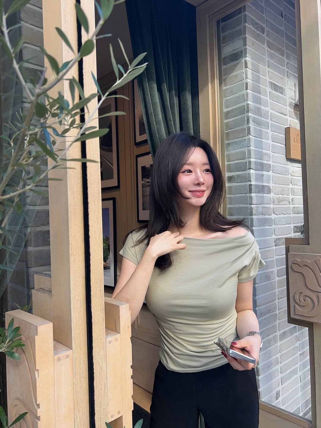 Photo shared by 지 원 on August 22, 2025 tagging @modiattico_official. May be an image of 1 person, hair, top, outdoors and text.