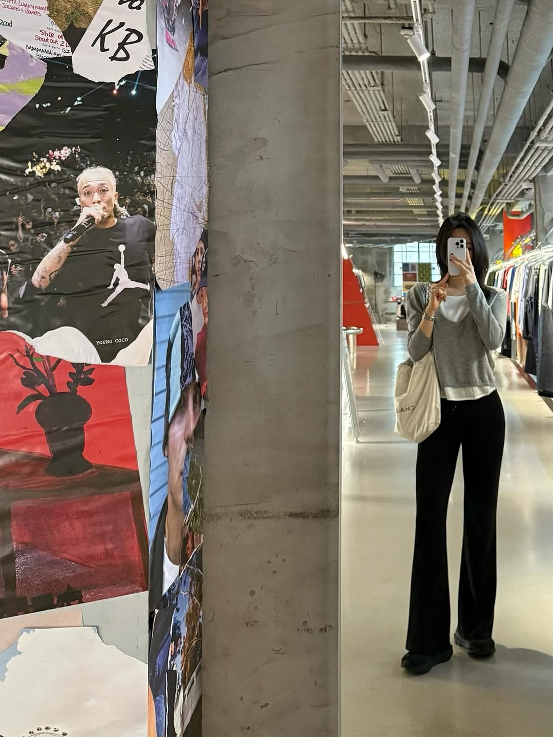 Photo shared by 지 원 on September 07, 2025 tagging @modiattico_official. May be a selfie of 2 people, mirror, hallway and text.