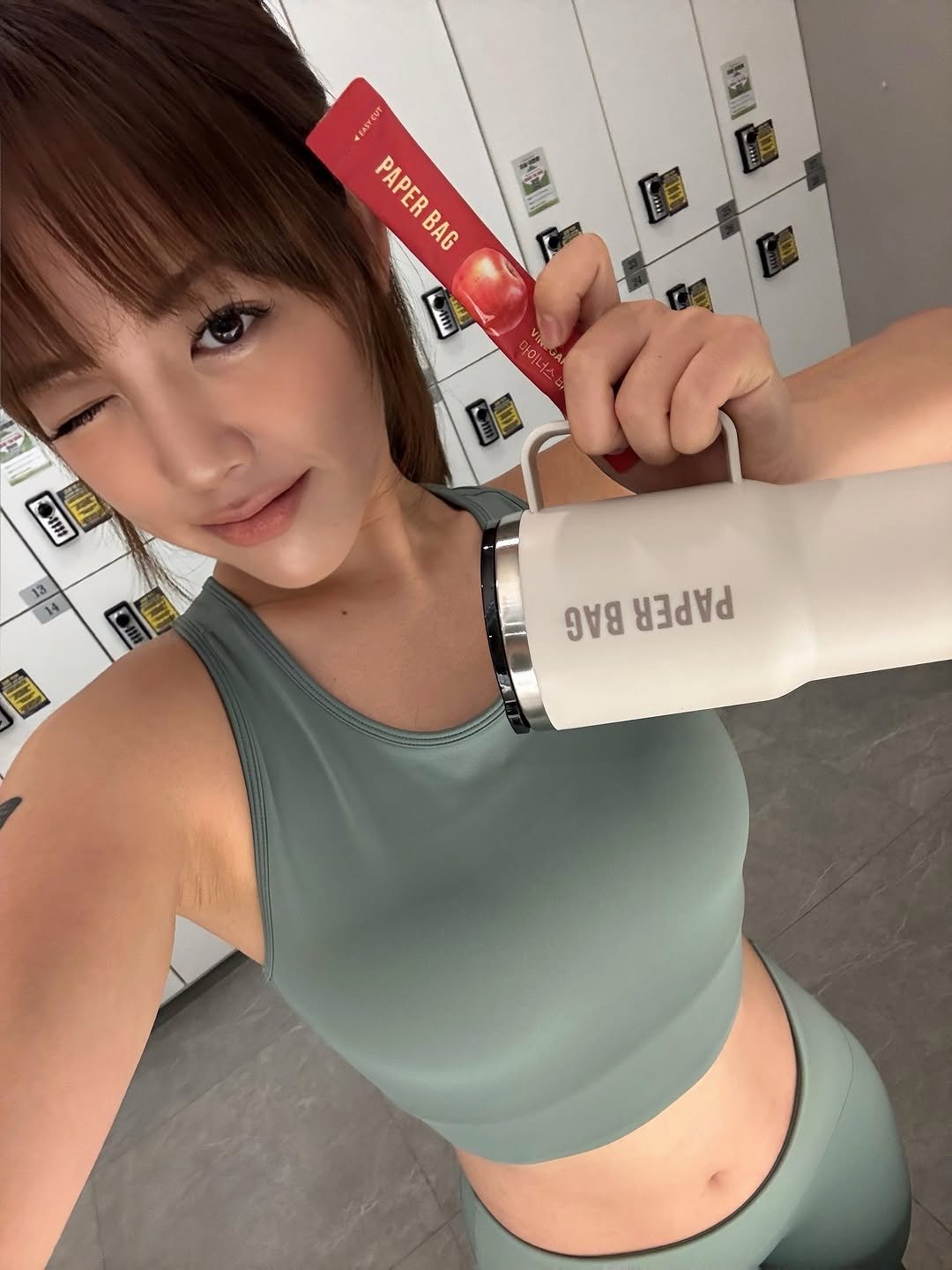Photo by 지우렐라 on August 13, 2025. May be an image of 1 person, medicine, sportswear, water bottle and text that says 'PAPERBAG BAG PAPER m 사재나 فقی 마이너 -m ብርደደት 14 93 BAS PAREP'.