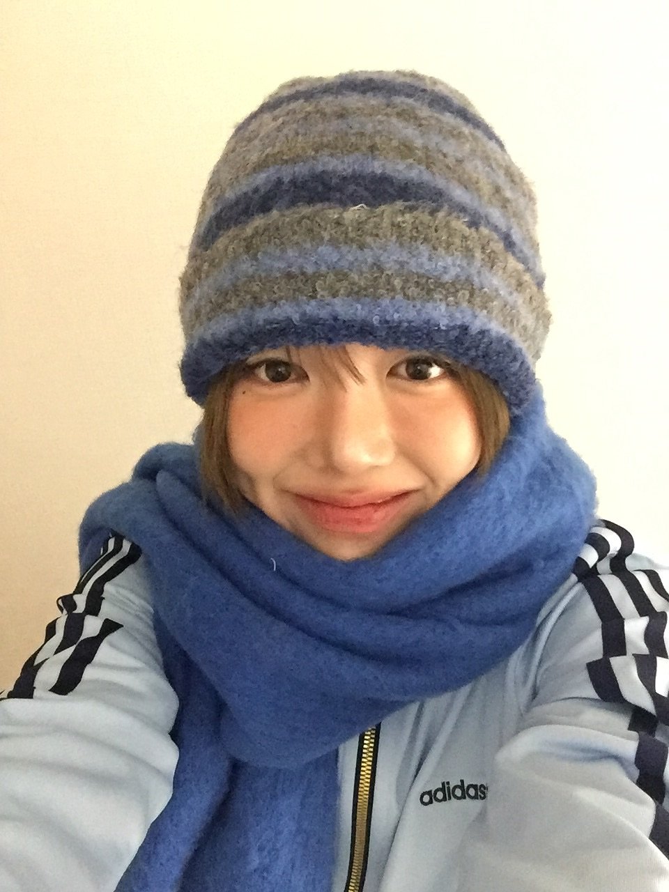 Photo by 지우렐라 on September 28, 2025. May be a selfie of 1 person, hat, scarf, parka and text.
