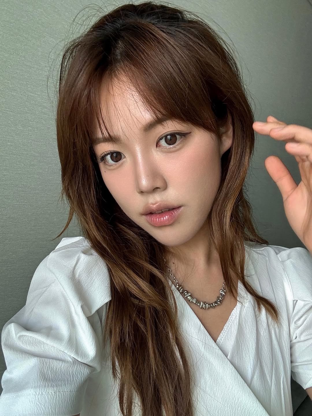 Photo shared by 지우렐라 on August 19, 2025 tagging @noticevasam. May be an image of 1 person, bangs, top and text.