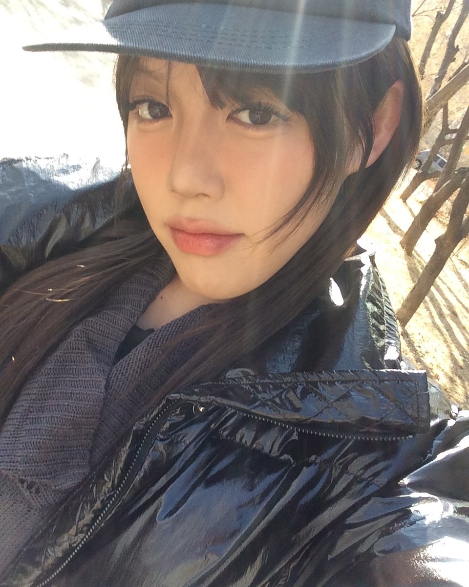 Photo by jiwwwwwooooo on February 26, 2025. May be a selfie of 1 person, hat, duffle coat, parka, jacket and text.