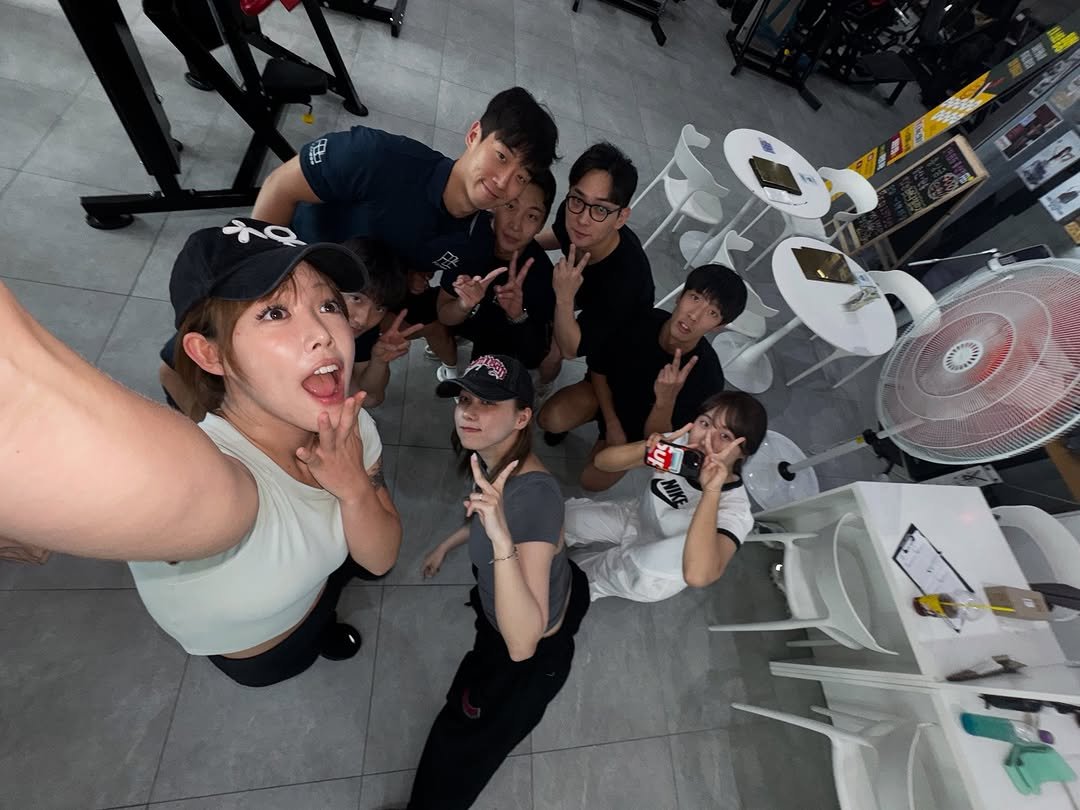Photo shared by 지우렐라 on August 12, 2025 tagging @k__xxe, @yunameimfn, @1986fitness3, and @jae_gye23. May be a selfie of 6 people and text.
