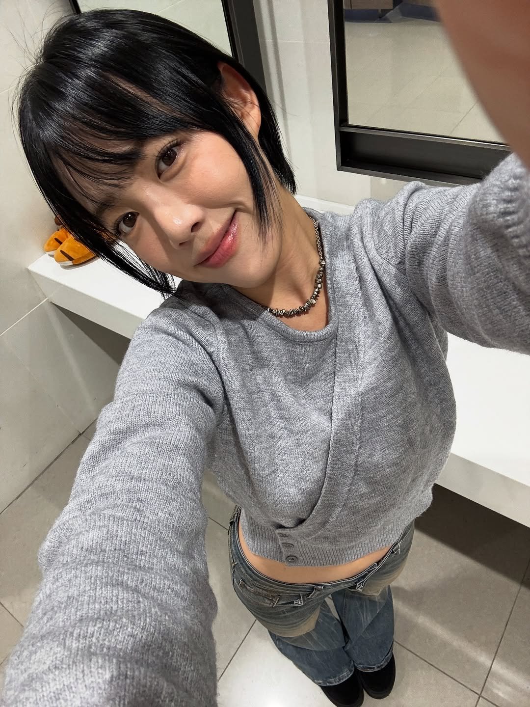 Photo by 지우렐라 on November 16, 2025. May be a selfie of one or more people, bangs, top, sweatpants and text.