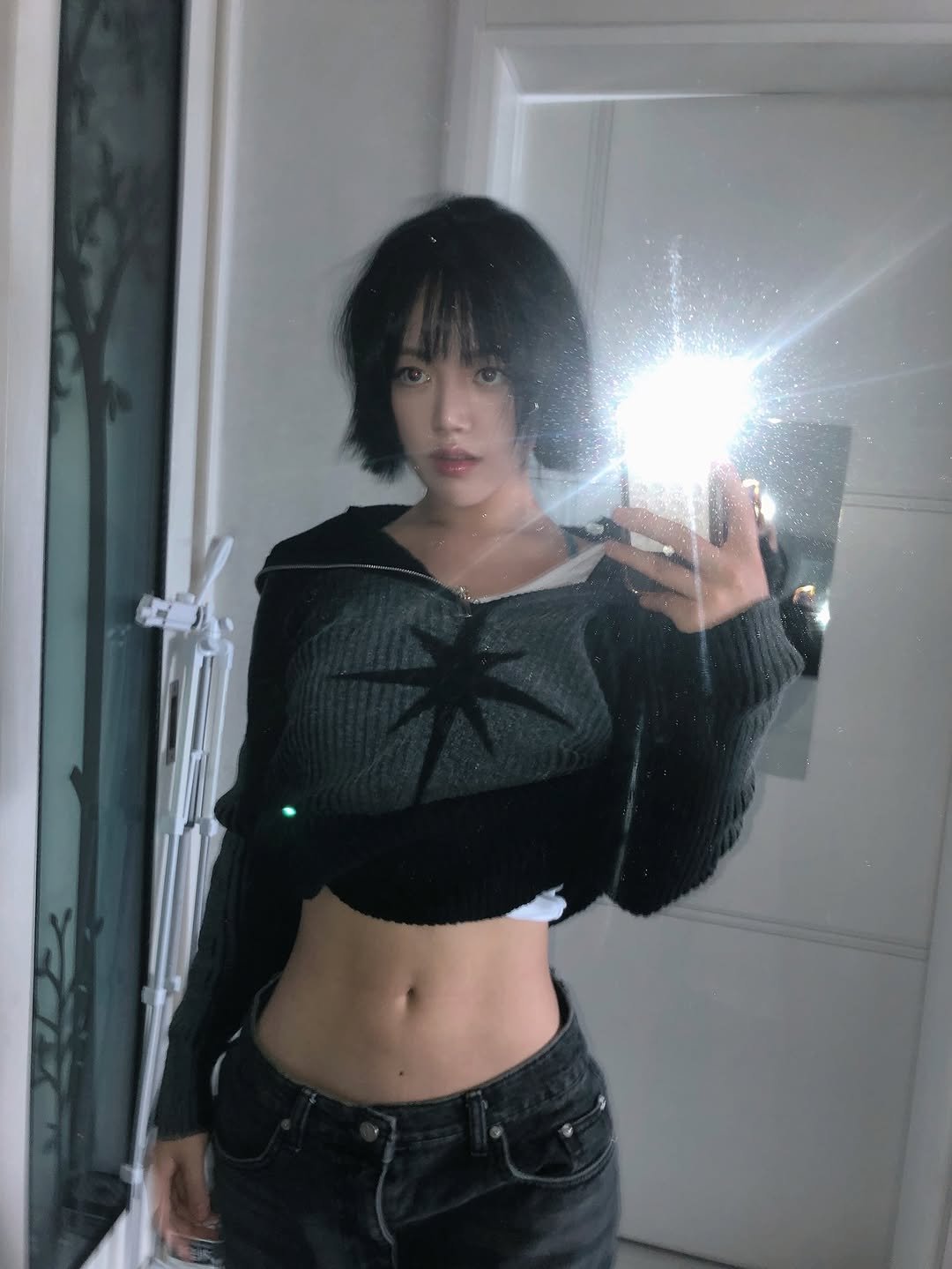 Photo by 지우렐라 on September 12, 2025. May be a selfie of 1 person, hair, top, turtleneck, sweatshirt, sweatpants and text.