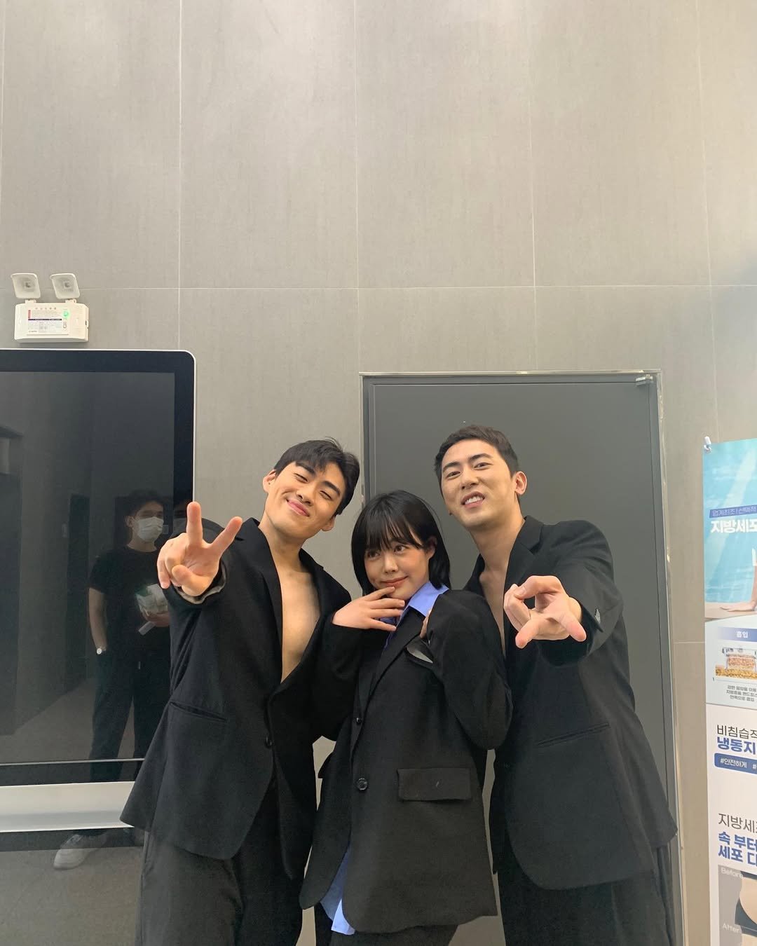 Photo shared by 지우렐라 on April 22, 2022 tagging @kimwonhun, @jinsecho, and @shortbox.official.