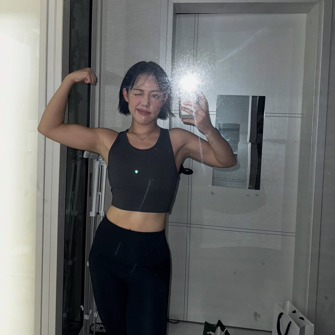 Photo by 지우렐라 on December 23, 2025. May be a selfie of one or more people, biceps, activewear, sportswear and text.