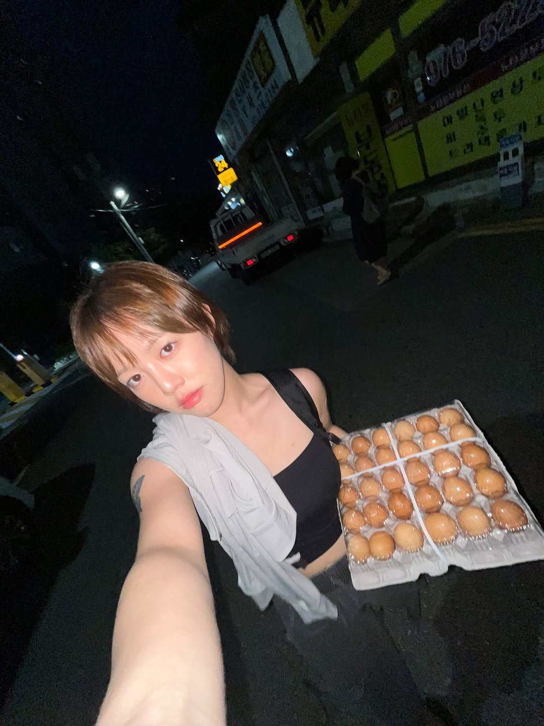 Photo by jiwwwwwooooo in 경제적 자유 만들기. May be an image of 2 people, fritter and text.