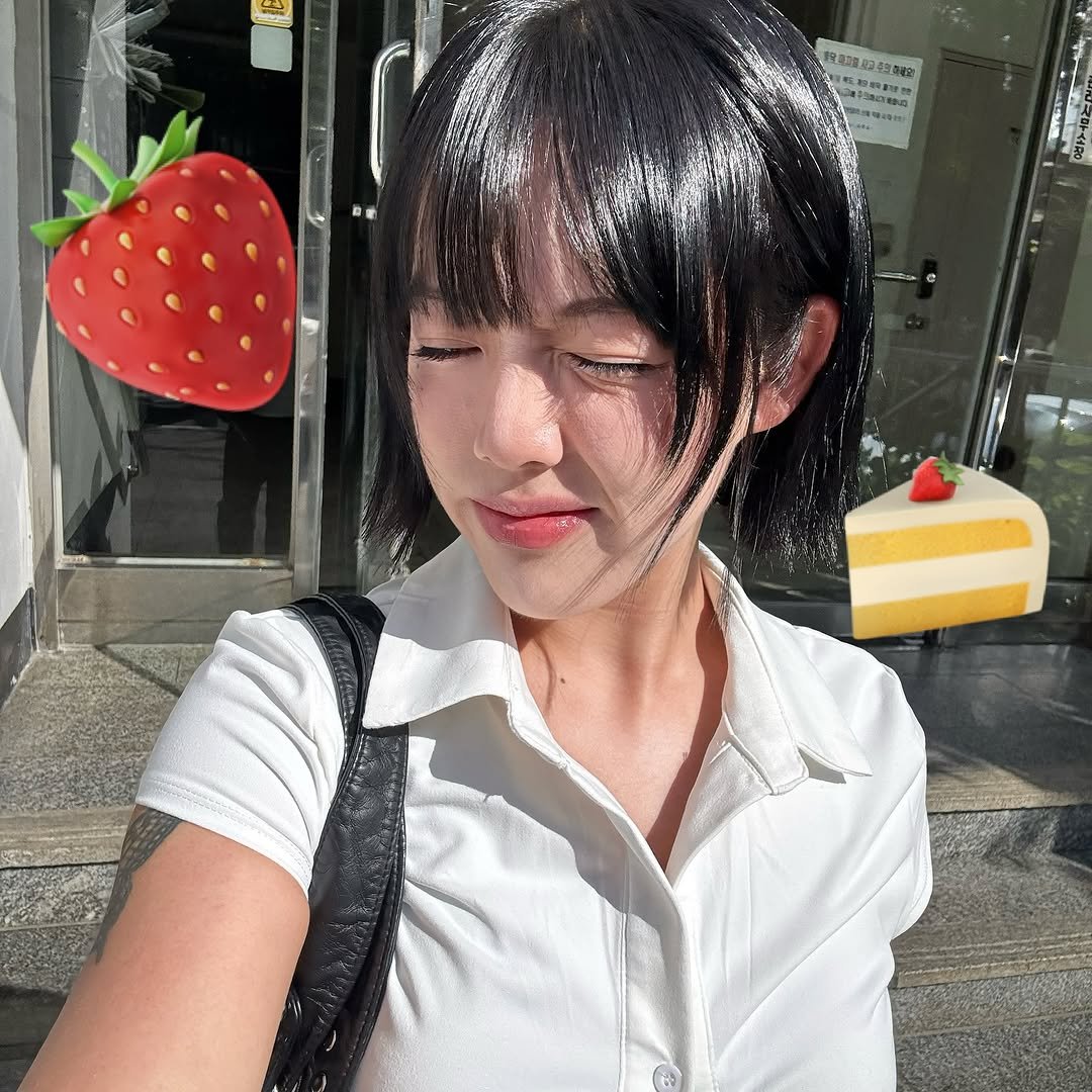 Photo by 지우렐라 on September 27, 2025. May be an image of 1 person, hair, strawberry and text.