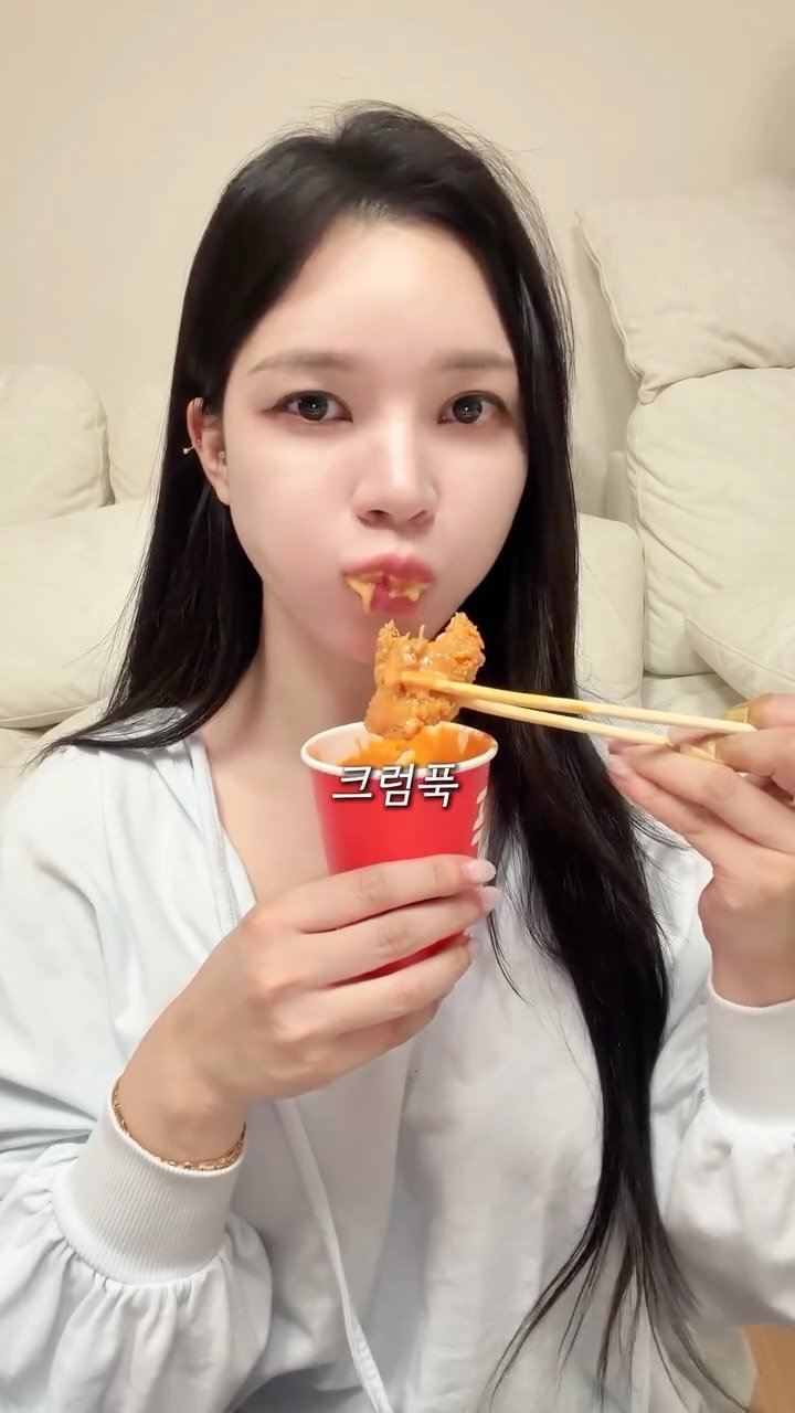 jiyoon_jyoun 게시물 이미지: 치킨을 이렇게 먹으라고 만든 소스였네요;;🔥

바른치킨 신상 푹소스에...