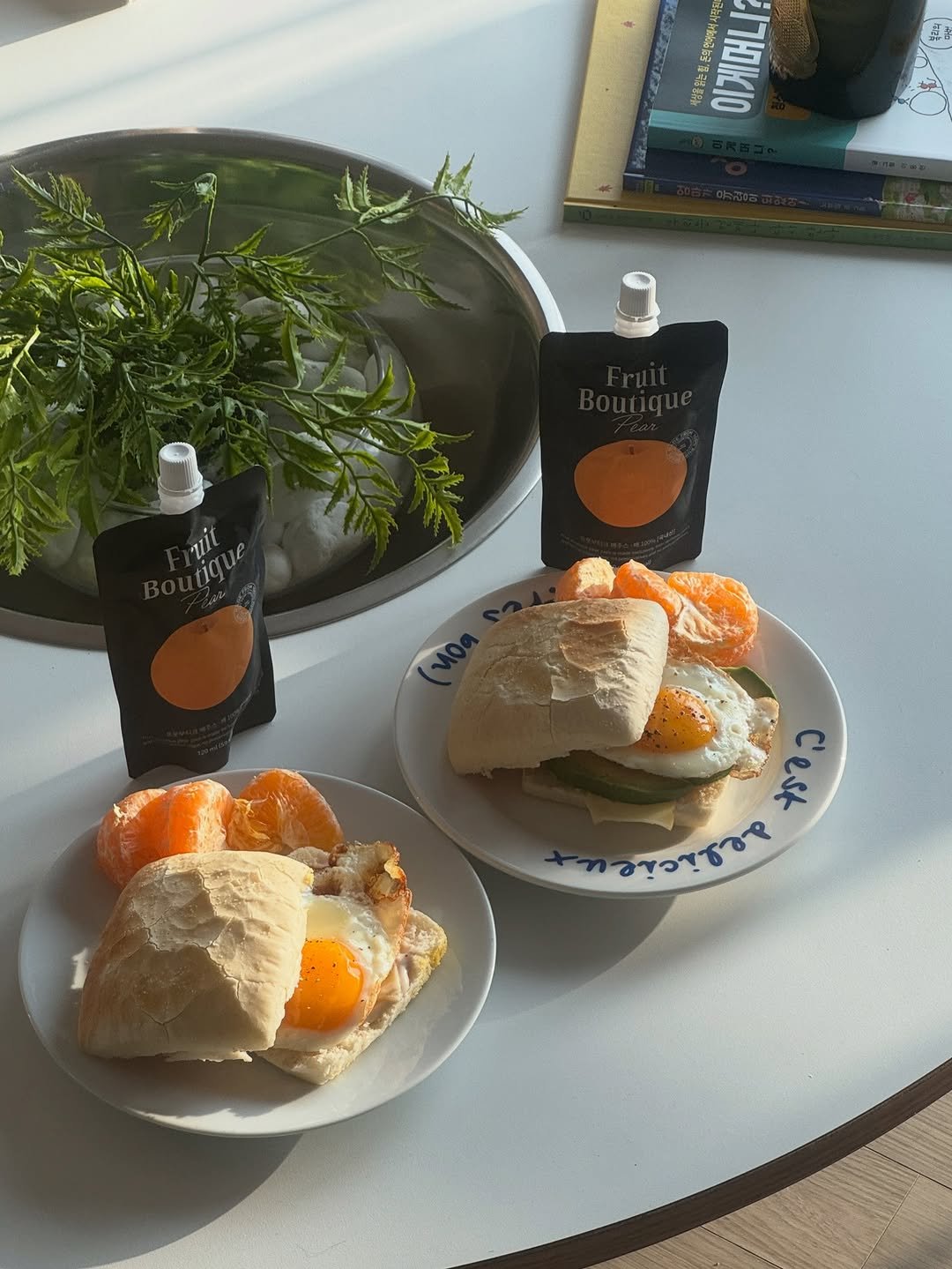 Photo by 방송인 박지윤 park jiyoon on February 18, 2026. May be an image of baguette, sandwich, buns and text.