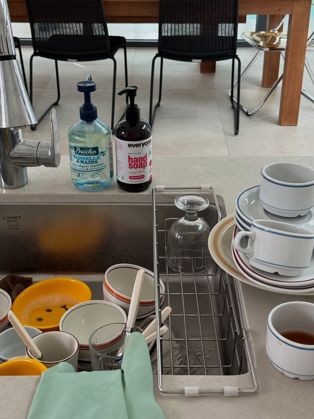 Photo by 방송인 박지윤 park jiyoon on February 20, 2026. May be an image of plate rack, coffee cup, countertop, rack, coffee maker, sink, carafe, water filter, faucet, wash basin, dishwasher, measuring cups and text.