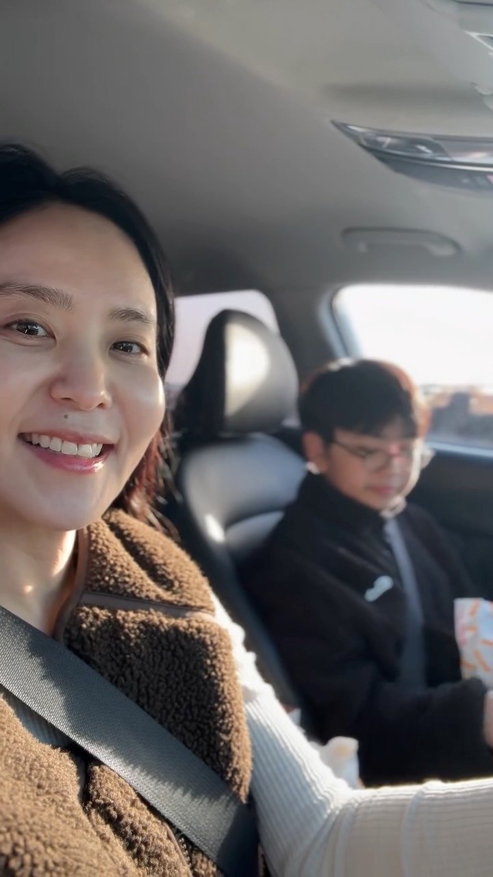 jiyoon_park_ 게시물 이미지: 이안이 여권사진 찍으러 읍내(?)나간김에
간식도 사먹고 이안이 최애스팟에서 노을도...