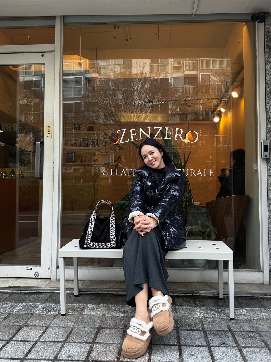 Photo by 방송인 박지윤 park jiyoon on December 30, 2025. May be an image of duffle coat, overcoat, sable coat, parka, cornflower and text.