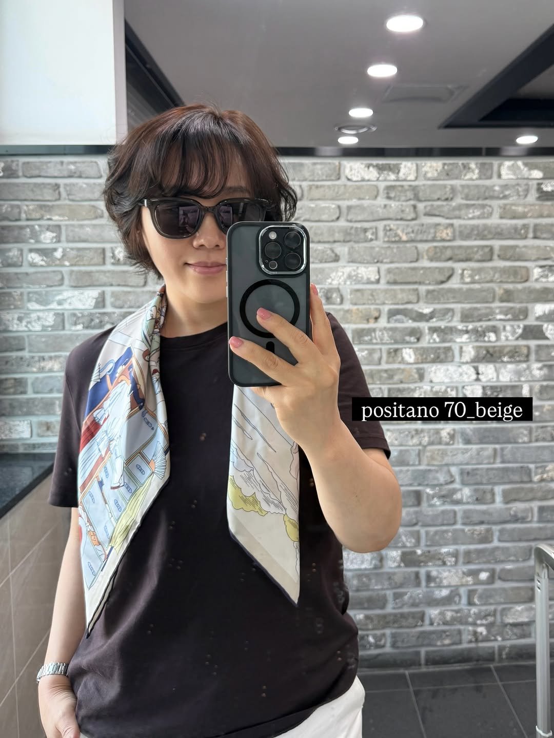 Photo by 정리왕 이지영 on April 15, 2026. May be a selfie of one or more people, bangs, scarf, phone, top, bandanna, sunglasses, mirror and text that says 'positano 70_beige positano70_beige 70_'.