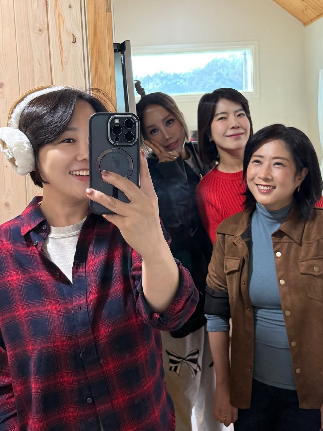 Photo shared by 정리왕 이지영 on December 04, 2025 tagging @song9170, @cookann99, and @son_kyungyi. May be a selfie of one or more people, flannel, mirror and text.