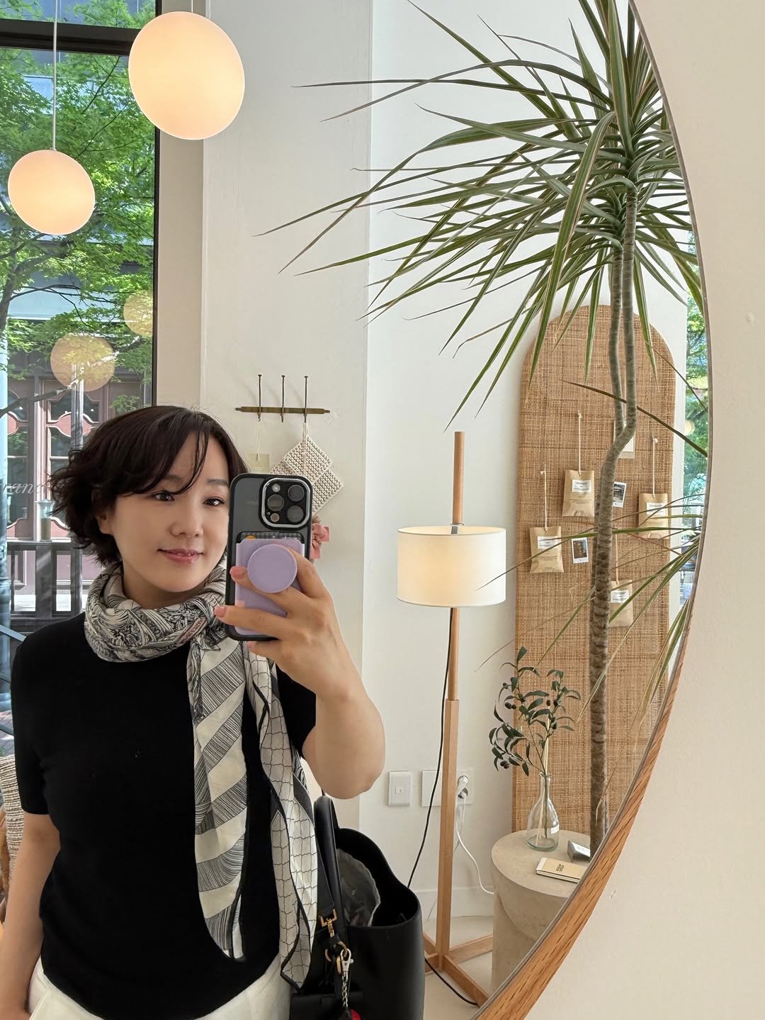 Photo by 정리왕 이지영 on April 18, 2026. May be a selfie of scarf, mirror, sling, bandanna, cornflower and text.