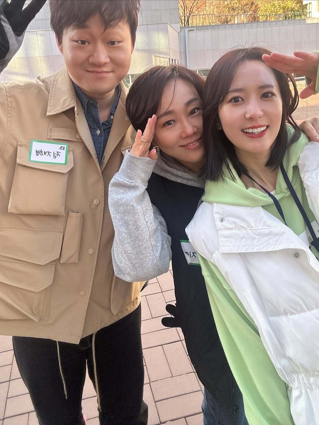 Photo shared by 정리왕 이지영 on November 04, 2025 tagging @juheestory, and @pickup_luck. May be a selfie of one or more people, duffle coat, turtleneck, parka and text.