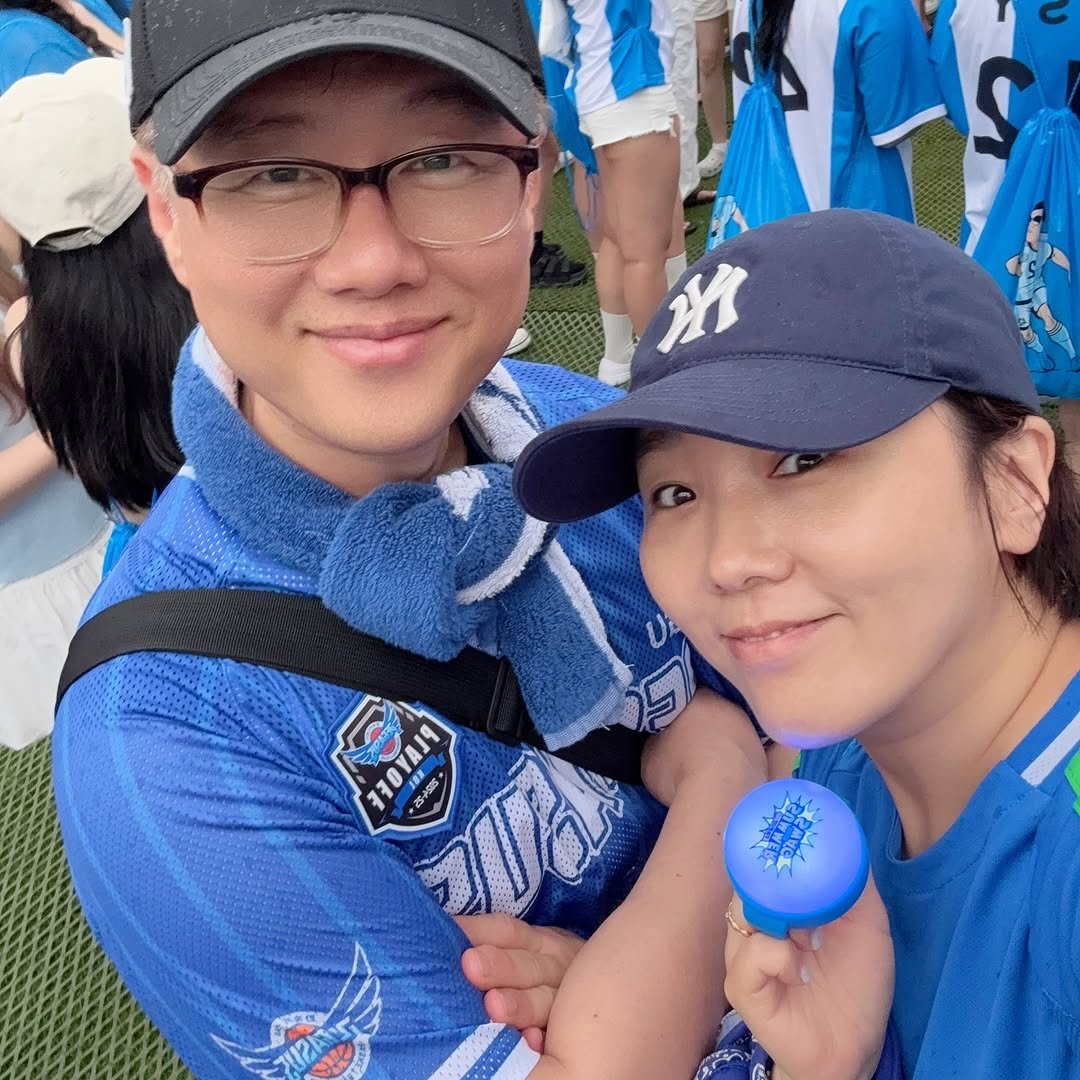 Photo by 이지영 on August 09, 2025. May be an image of 2 people, sports equipment, ball and text.