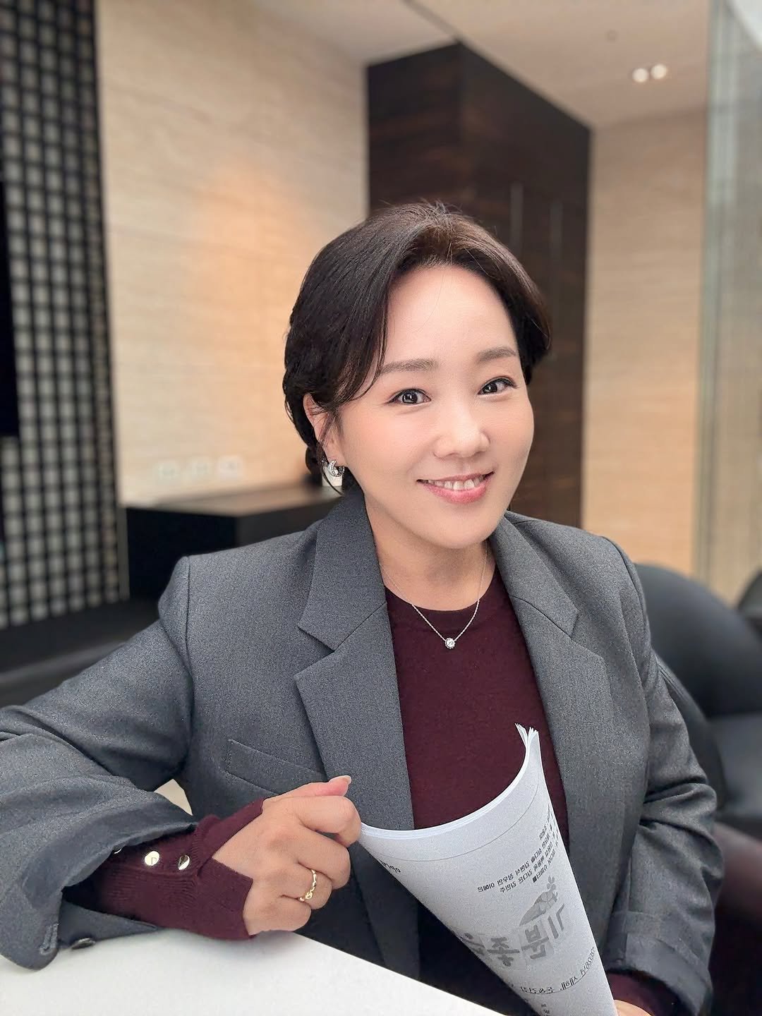 Photo shared by 정리왕 이지영 on December 22, 2025 tagging @jiyoung11008. May be an image of one or more people, suit, blazer, office and text.