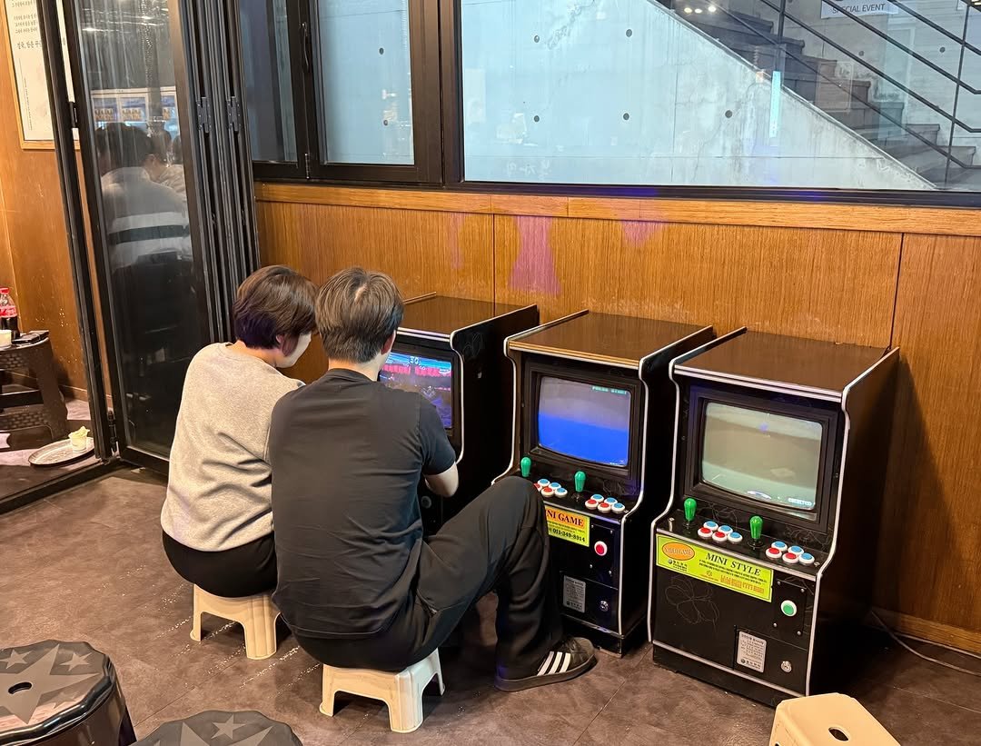 Photo by 정리왕 이지영 on December 07, 2025. May be an image of pinball machine, videogame controller and text.