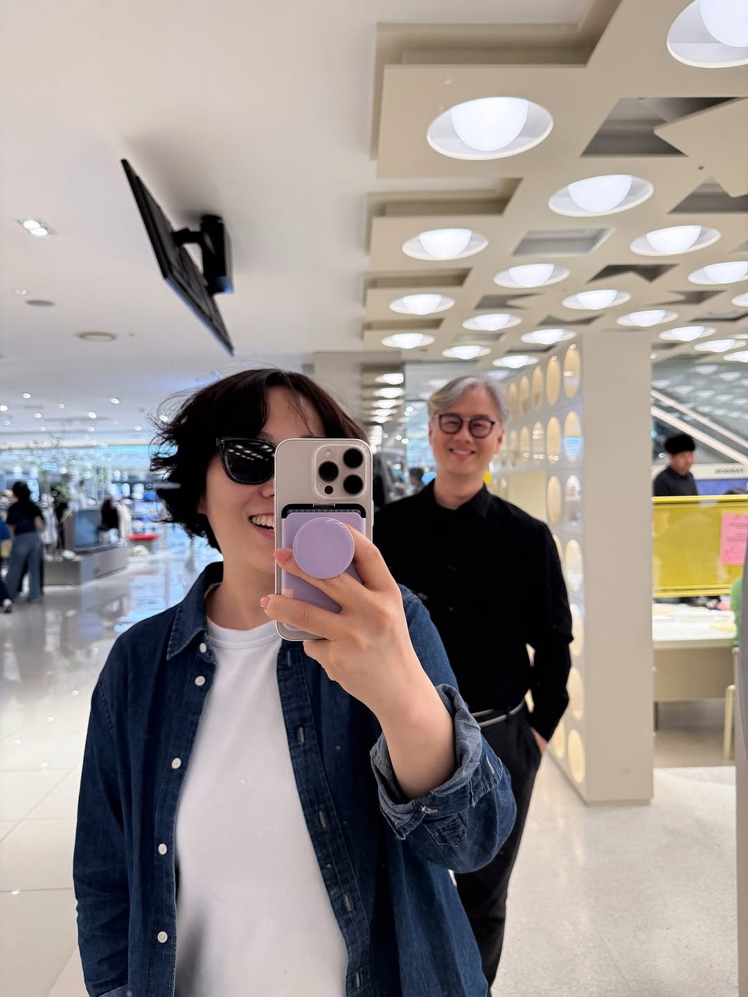 Photo by 정리왕 이지영 on April 25, 2026. May be a selfie of one or more people, eyeglasses, mirror, cornflower and text.