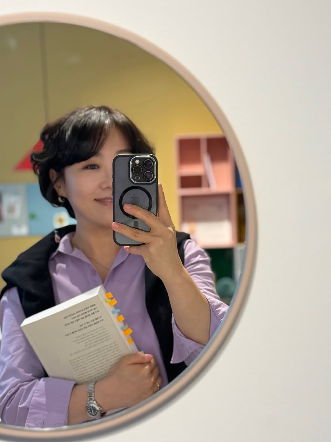 Photo shared by 정리왕 이지영 on April 02, 2026 tagging @8colors_official. May be a selfie of one or more people, hair, people studying, mirror, book and text.