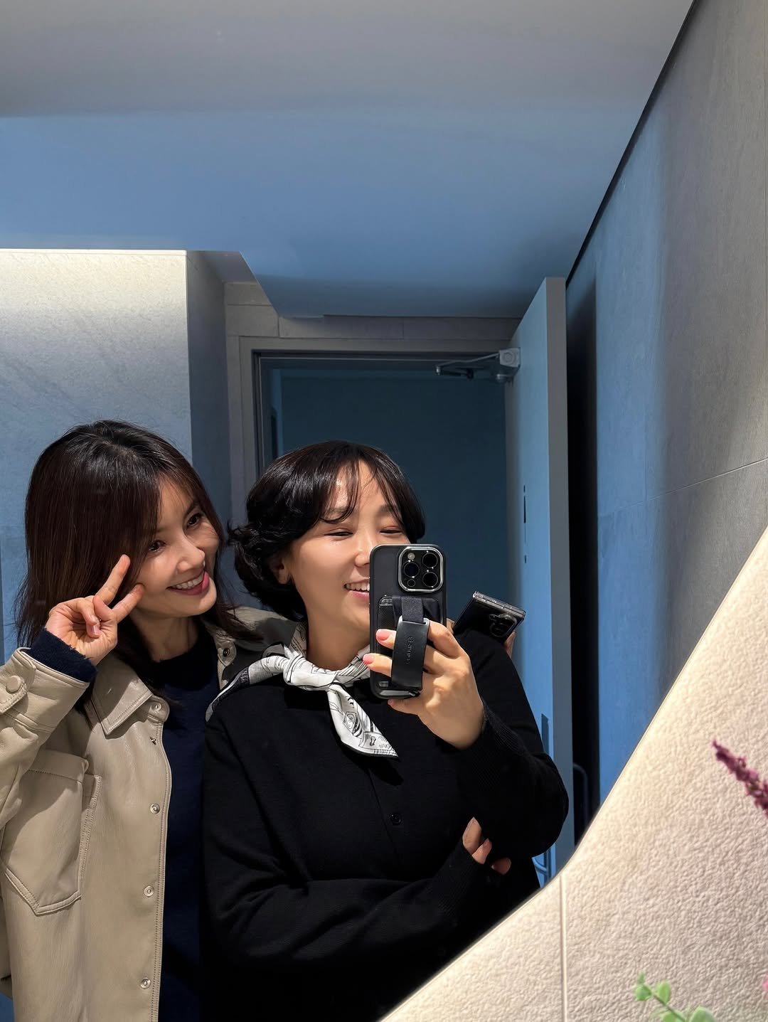 Photo shared by 정리왕 이지영 on April 08, 2026 tagging @shinaela_if. May be a selfie of one or more people, hair, overcoat, duffle coat, mirror, parka, cornflower and text.