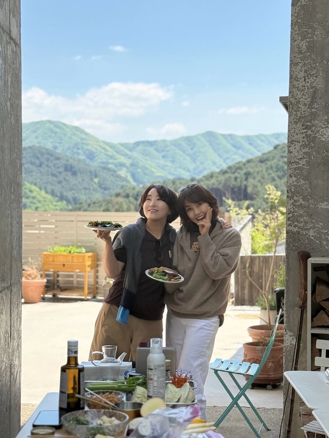 jiyoung11008 게시물 이미지: 자연의 향으로 가득한 공간에 앉아 있으니 내가 꽤 괜찮은 사람처럼,
다정하게...