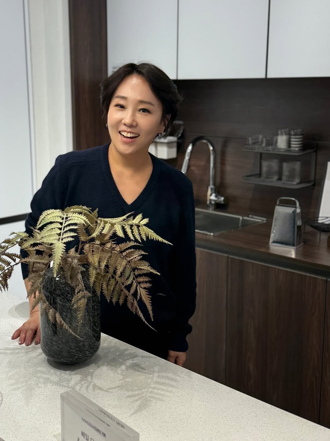 Photo by 정리왕 이지영 on December 03, 2025. May be an image of flower arrangement and office.