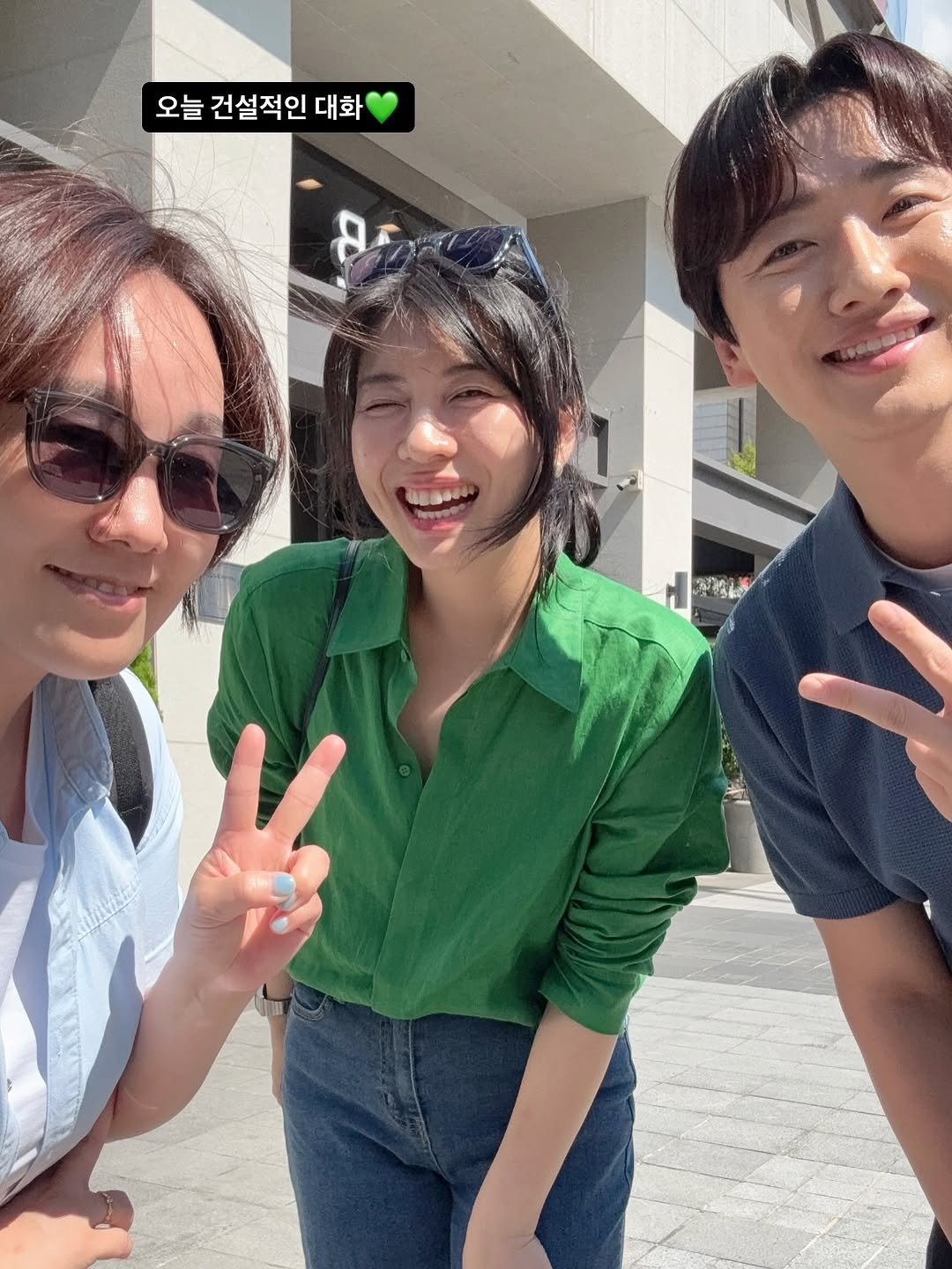 Photo shared by 이지영 on August 07, 2025 tagging @colossus188, @jiyoung11008, and @gloryhani1007. May be an image of 3 people, hair and text that says '오늘 건설적인 대화 .なん'.
