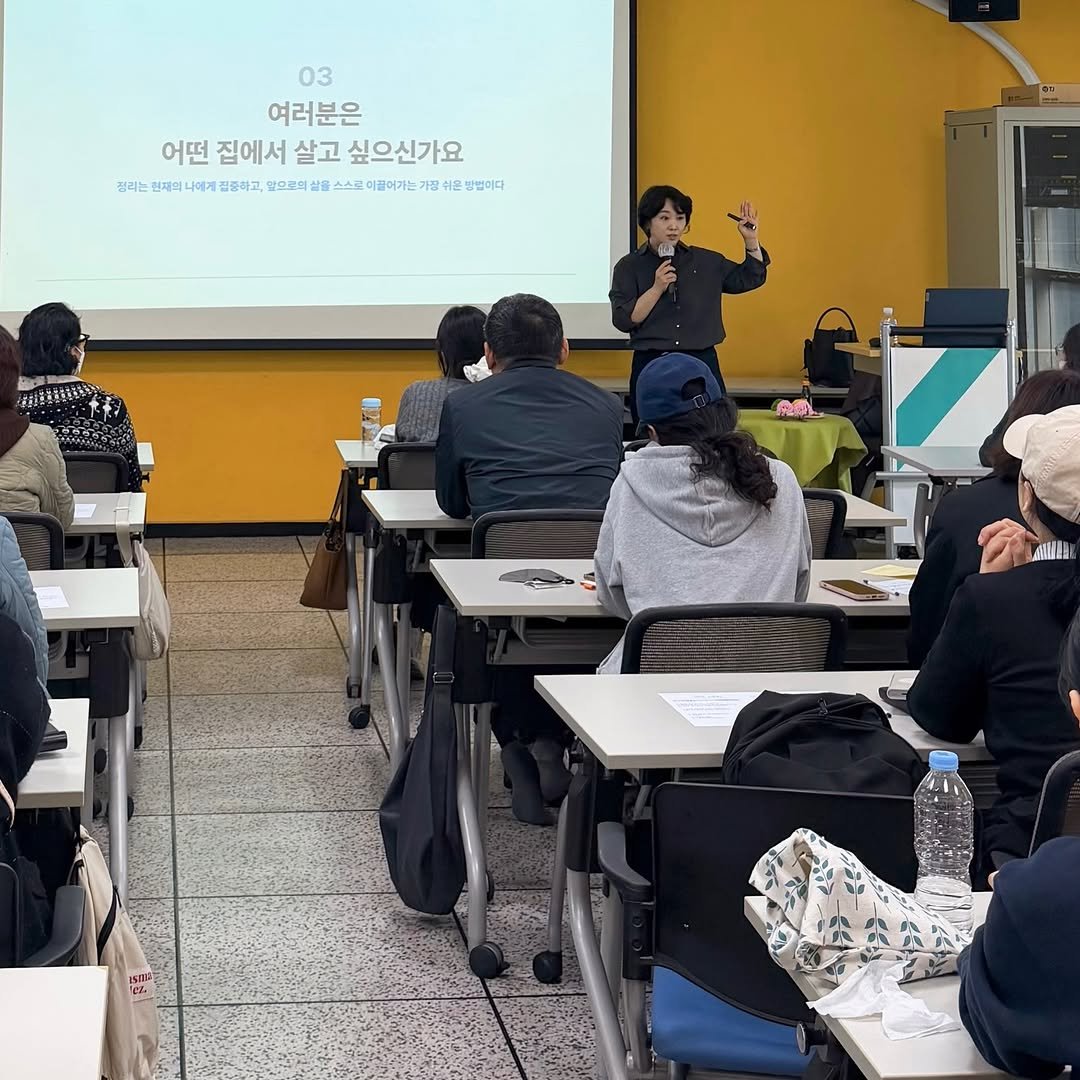 Photo by 정리왕 이지영 on April 05, 2026. May be an image of studying, bureau and text.