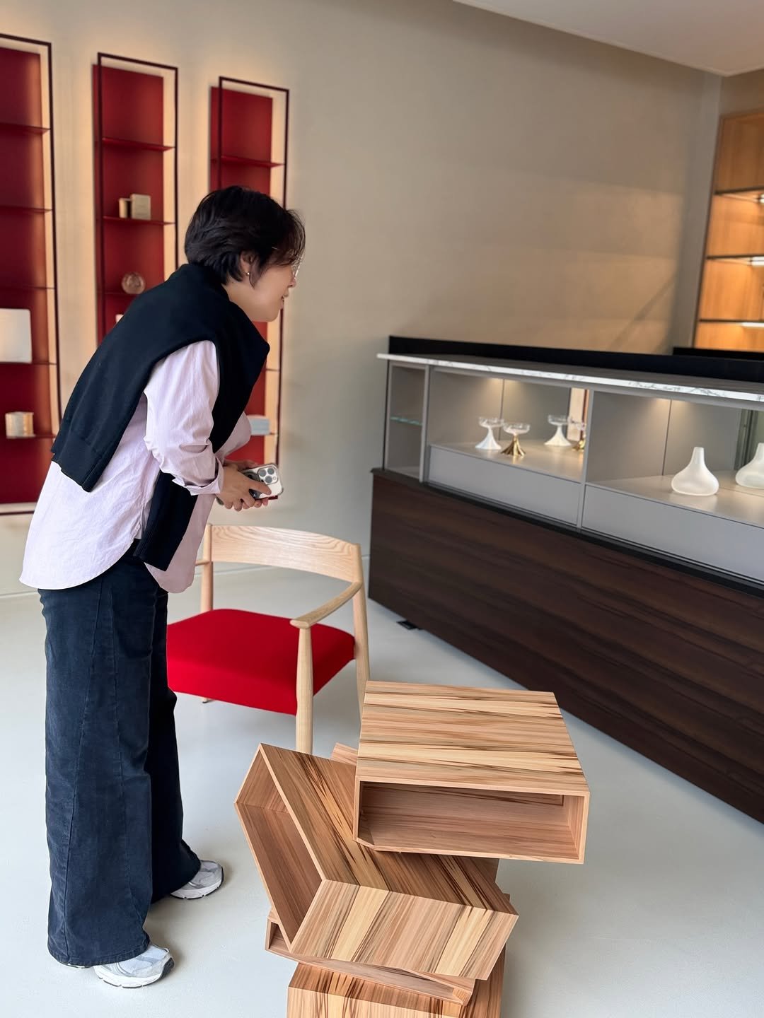 Photo by 정리왕 이지영 on February 18, 2026. May be an image of woodwork, furniture, indoors and text.