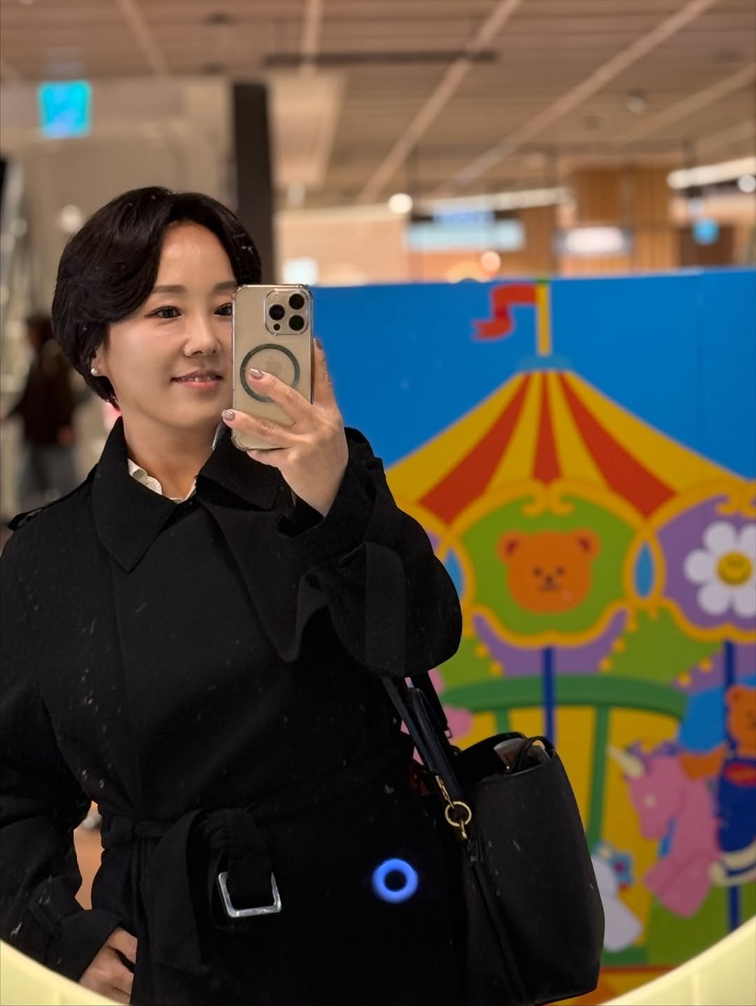 Photo by 정리왕 이지영 on October 22, 2025. May be a selfie of duffle coat, overcoat, mirror, parka, carousel and text.