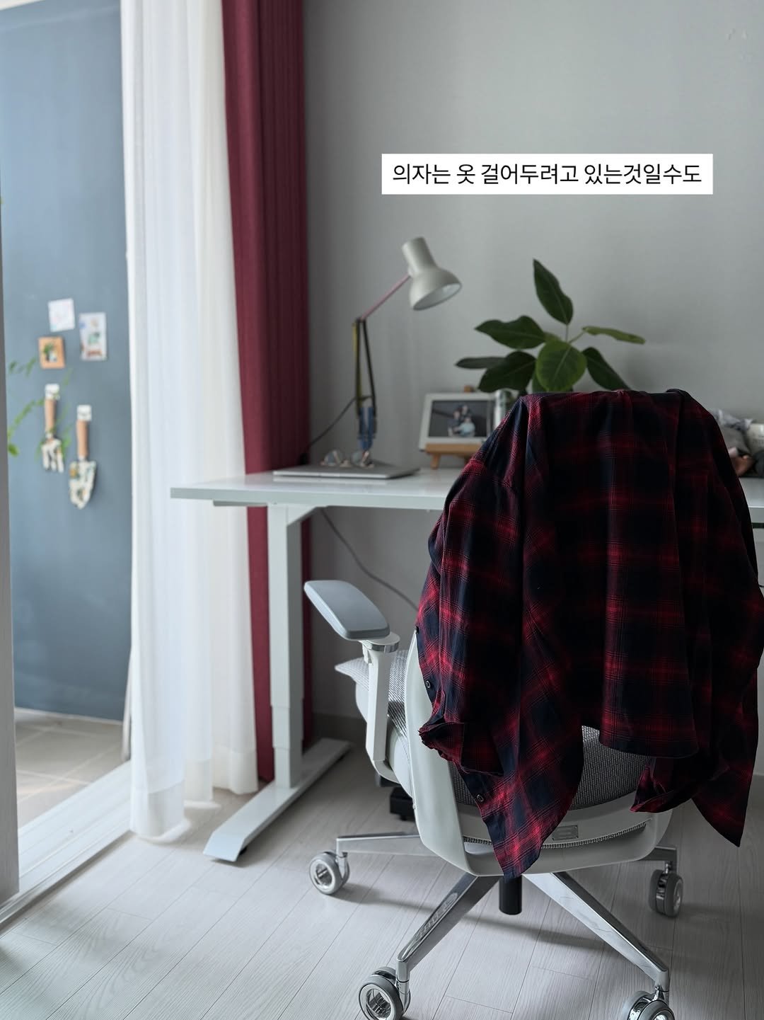 Photo by 정리왕 이지영 on September 13, 2025. May be an image of chair, bureau, desk, armchair, indoors, office and text that says '의자는 옷 걸어두려고 있는것일수도 전'.