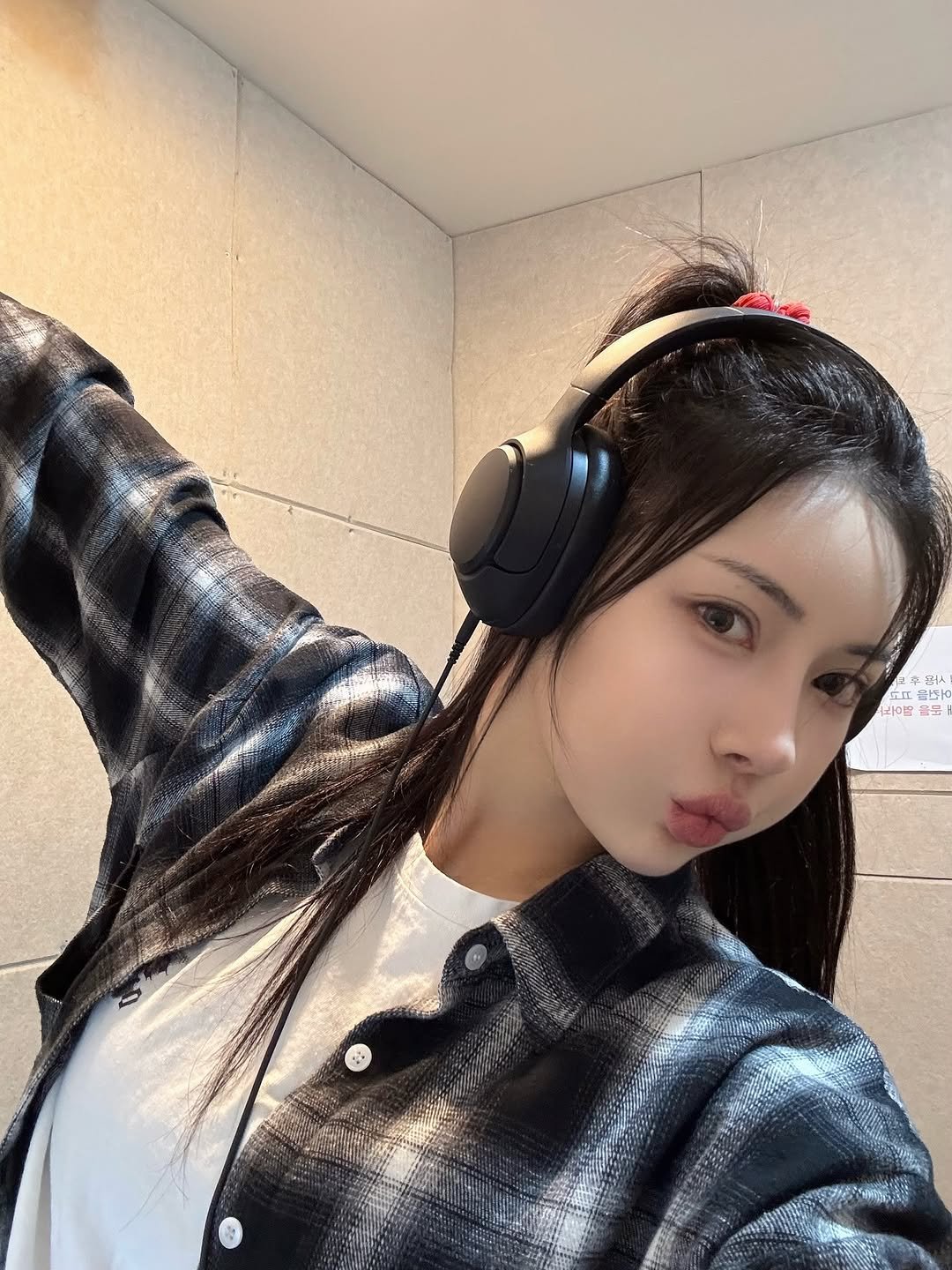 Photo by 자인 on June 11, 2025. May be an image of one or more people, braids, top, microphone, parka and text that says '워스 ㅍI 늘! 반O팝 올물 。、'.