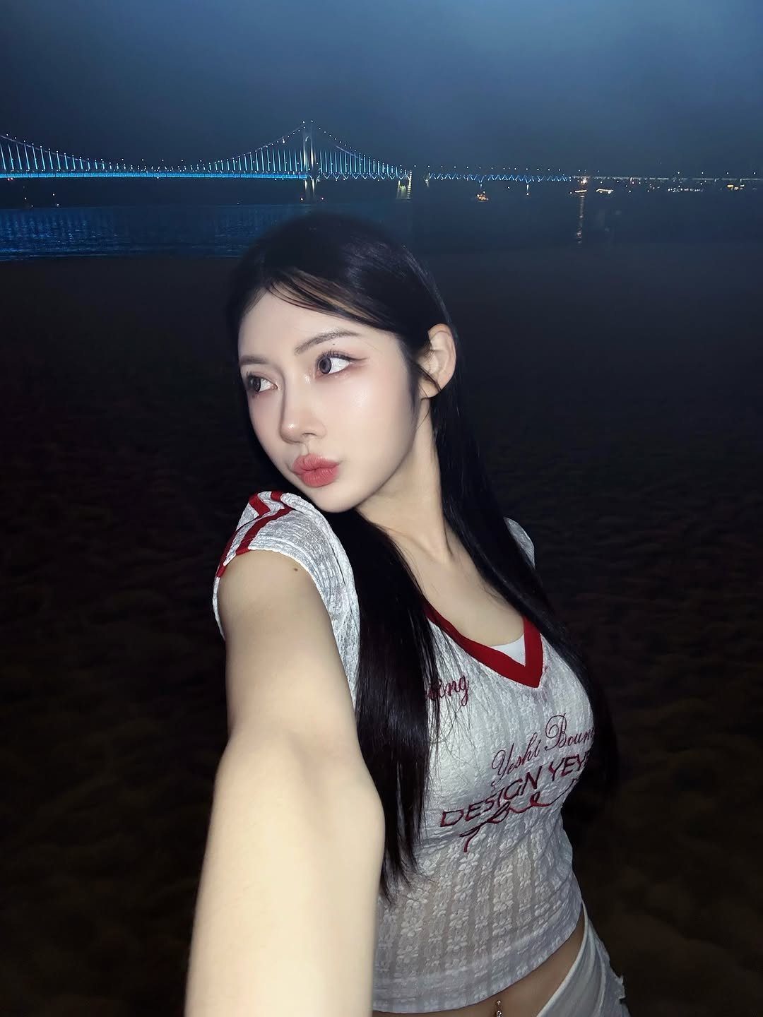 Photo by 자인 on June 02, 2025. May be an image of one or more people, hair, top and beach.